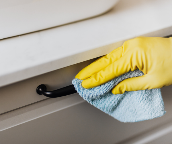 Secchio con detersivo e guanti per la pulizia della casa servizio  professionale di pulizia della casa servizio di pulizia domestica